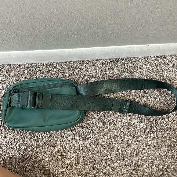 Lululemon belt bag in green - Picture 5 of 5